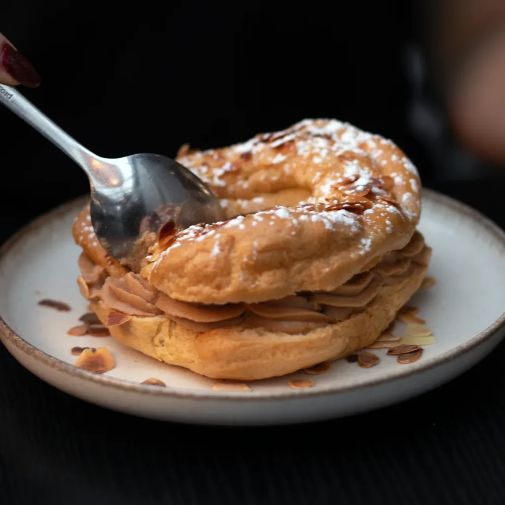 Paris-Brest maison à la crème pralinée servi au restaurant La Table de Flo à Boulogne-Billancourt.