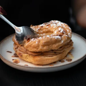 Paris-Brest maison à la crème pralinée servi au restaurant La Table de Flo à Boulogne-Billancourt.