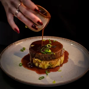 Fondant de bœuf nappé de sauce, spécialité du restaurant La Table de Flo à Boulogne-Billancourt.